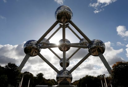 Vista del Atomium, construido con la forma de un cristal de hierro.