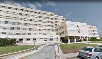 Fachada del hospital Punta Europa de Algeciras, donde fue trasladada la víctima. 