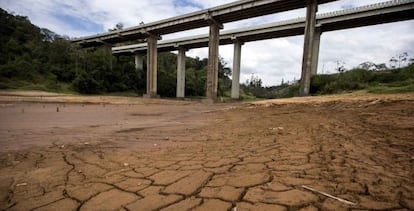 Seca atinge o sistema Cantareira, em São Paulo.