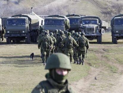 Tropas militares na periferia de Simferopol, Ucrânia.