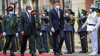 El presidente de Angola, Jo?o Louren?o, y el presidente del Gobierno, Pedro Snchez, llegan al palacio presidencial en Luanda, Angola, este jueves.