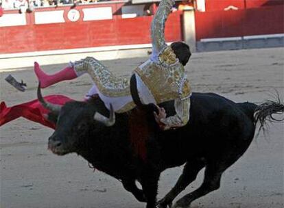 El toro da un revolcón a Joselillo, que confirmaba su alternativa ayer en Las Ventas.