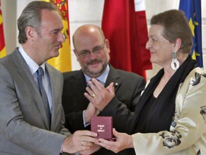 El presidente del Consell, Alberto Fabra, el embajador austr&iacute;aco Rudolf Lennkh y la intendente del Palau, Helga Schmidt. 