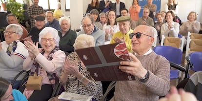 Acto de entrega de los regalos de Navidad en un centro de día en Zaragoza en 2024, en una prueba piloto de El Árbol de los Sueños con personas mayores.