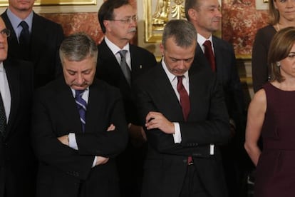 Los ministros en funciones de Fomento, José Blanco, e Interior, Antonio Camacho, en el Congreso.