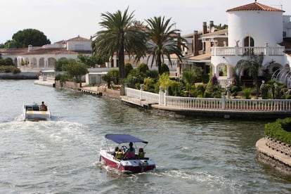 Viviendas con amarres en los canales de Empuriabrava (Girona).