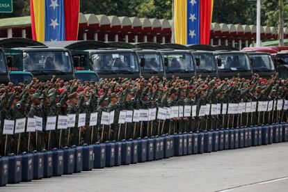 Militares con material electoral, durante un acto el lunes en Caracas.