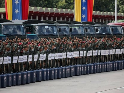 Militares con material electoral, durante un acto el lunes en Caracas.