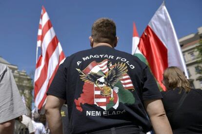 Un seguidor de Jobbik, en una manifestaci&oacute;n contra el Congreso Mundial Jud&iacute;o el 4 de mayo en Budapest.