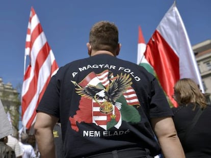 Un seguidor de Jobbik, en una manifestaci&oacute;n contra el Congreso Mundial Jud&iacute;o el 4 de mayo en Budapest.