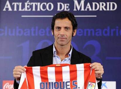 Quique posa con la camiseta del Atlético durante su presentación.