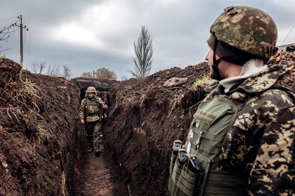 Soldados ucranios en una trinchera durante el día de Nochevieja en Bajmut, Ucrania. 