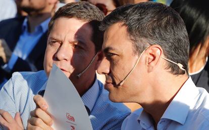 Emiliano García-Page y Pedro Sánchez, en un mitin de la campaña del 26-J.