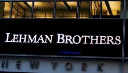 Un anuncio de Lehman Brothers sobre la fachada de la sede mundial de Lehman Brothers en Nueva York (EEUU). EFE/Archivo