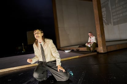 Elisa Plüss (El Gruñón) y, al fondo, Branko Samarovski (El Patriota).