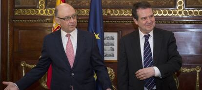 El ministro de Hacienda, Cristóbal Montoro, y el alcalde de Vigo y presidente de la FEMP, Abel Caballero.