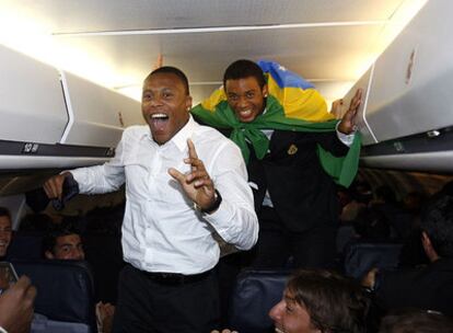 Baptista y Marcelo, detrás, jalean a sus compañeros durante el vuelo de regreso del Madrid desde Pamplona.