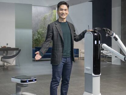 Un empleado de Samsung muestra aglunos robots presentados por la compañía.