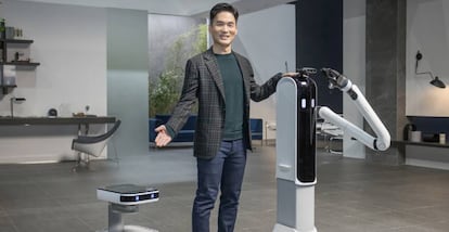 Un empleado de Samsung muestra aglunos robots presentados por la compañía.