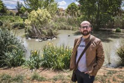 Andreu Lluch, concejal de Medio Ambiente de Canals, en el estanque.