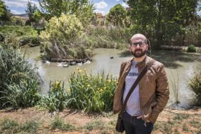 Andreu Lluch, concejal de Medio Ambiente de Canals, en el estanque.