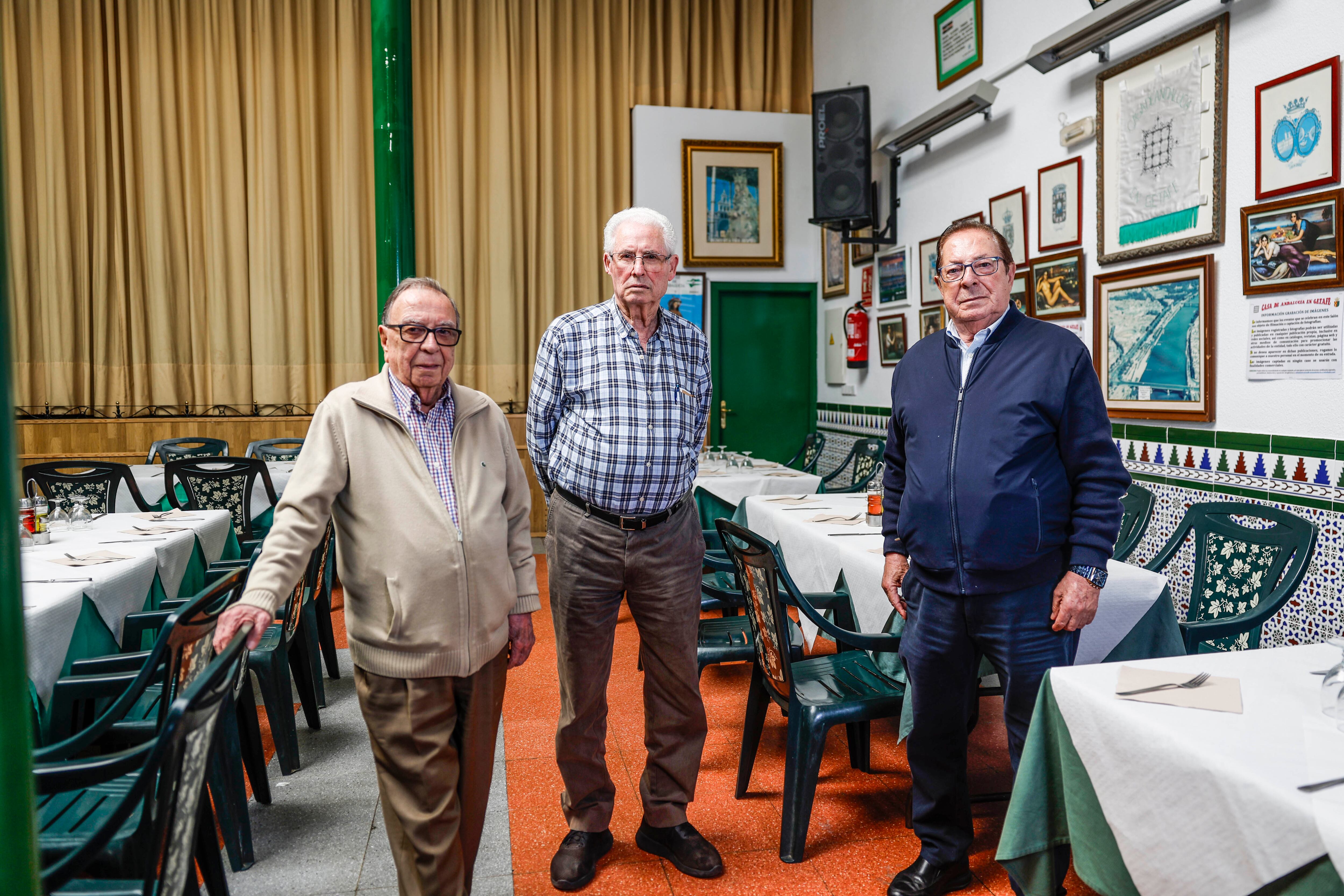 Los tres miembros de la Casa de Andalucía en Getafe posan en el comedor este miércoles