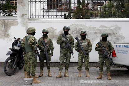 Ecuadorian soldiers were standing guard outside the Mexican Embassy in Quito since Friday afternoon. The raid took place after Mexican President Andrés Manuel López Obrador made controversial comments about the 2023 Ecuadorian election.