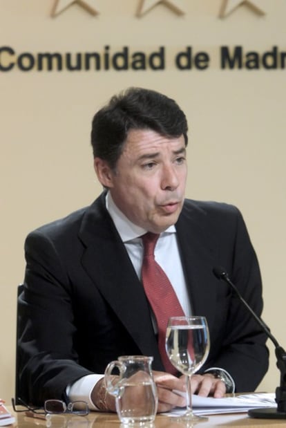 El vicepresidente de la comunidad de Madrid critica que el Gobierno no penalice a las autonomías que incumplen el objetivo del déficit.