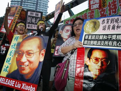 Manifestantes piden la liberación de Liu ante la delegación del ministerio de Exteriores chino en Hong Kong.