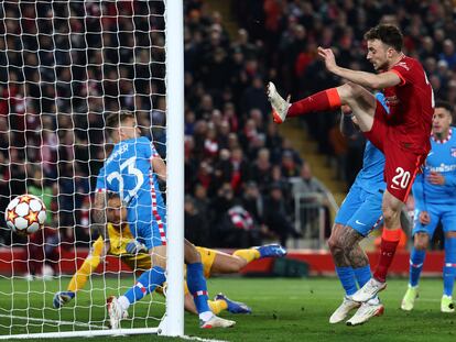 Diogo Jota dispara el balón durante el partido del Liverpool ante el Atlético en Anfield.