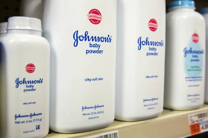 Polvos de talco de Johonson & Johnson en un estante