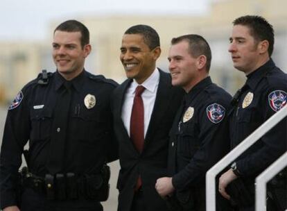 Barack Obama, con un grupo de policías en el aeropuerto de Casper (Wyoming).