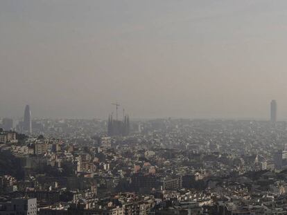 Nube de polución sobre la ciudad de Barcelona.