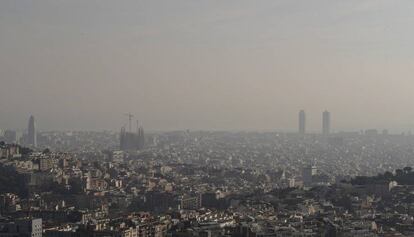 Nube de polución sobre la ciudad de Barcelona.