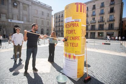 Cartel institucional de la Diada del 11 de septiembre, en la plaza de Sant Jaume de Barcelona.