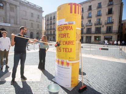 Cartel institucional de la Diada del 11 de septiembre, en la plaza de Sant Jaume de Barcelona.