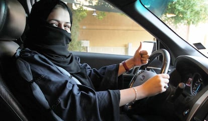 Una mujer se sienta al volante en Arabia Saud&iacute;.