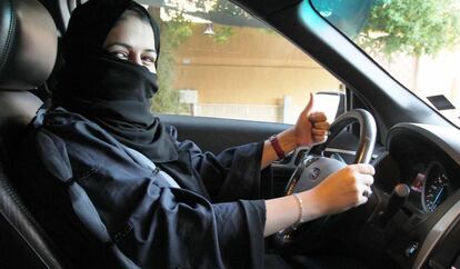 Una mujer se sienta al volante en Arabia Saudí.
