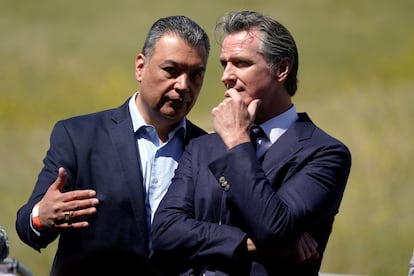 El gobernador de California, Gavin Newsom, junto al senador Alex Padilla.