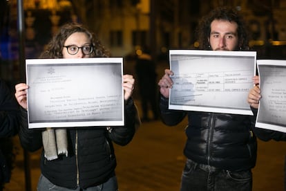 Diversos ve?ns protesten pel trasllat de les obres de Sixena a l'exterior del Museu del Lleida.