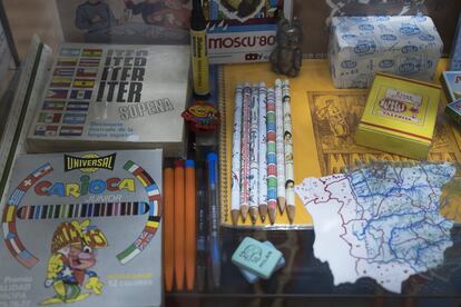 Diccionarios, lápices con tablas, tizas, plantillas de mapas y un blog de dibujo forman parte de una muestra de antiguo material escolar.