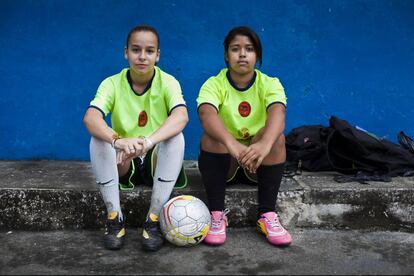 Es indiscutible que el fútbol tiene un potencial transformador que transciende más allá de cualquier clase social o género. Fernanda y Priscila, dos jugadoras de fútbol del equipo que entrena Dinho Alcantara. Dinho es como un padre para muchos muchachos por su implicación y su lucha para que los chicos y la chicas de las favelas no entren en la delincuencia y el tráfico de drogas. Favela Vista Alegre.
