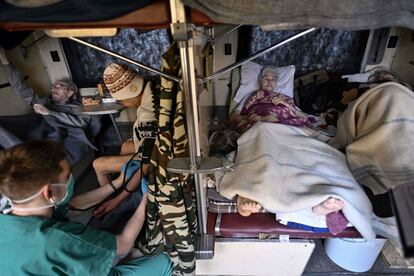 Un miembro del equipo de Médicos Sin Fonteras (MSF) atiende a pacientes en un tren de evacuación médica que se dirige a la ciudad de Lviv, en el oeste de Ucrania. La ONG, en cooperación con los ferrocarriles ucranios y el Ministerio de Salud, acaba de completar un nuevo tren médico de 48 pacientes, provenientes de hospitales cercanos a la línea del frente en el este del país.