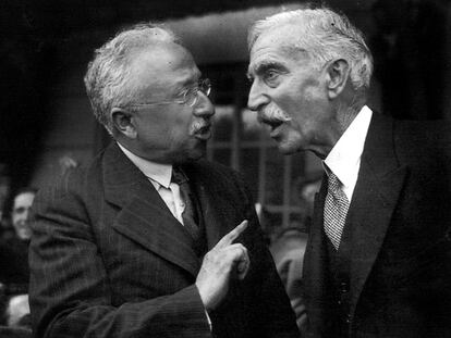 A la izquierda de la foto, Niceto Alcalá-Zamora, presidente de la Segunda República, conversa con el presidente de la Generalitat de Cataluña, Francesc Macià, en 1931.