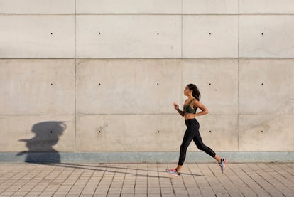 Lo ideal para iniciar el hábito de hacer 'footing' a diario es empezar corriendo a intervalos cortos o marcarse un tiempo de carrera más realista durante las primeras semanas.