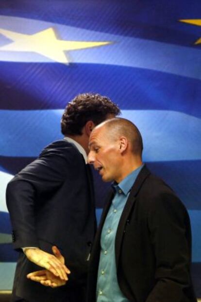 El jefe del eurogrupo, Jeroen Dijsselbloem (izquierda) y el ministro de Finanzas griego, Yanis Varoufakis, tras su reunión del viernes en Atenas.