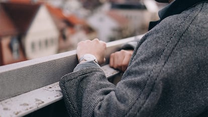 Reloj Casio sobre fondo blanco.