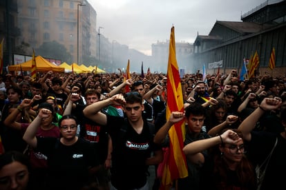 Participantes en la manifestación con motivo de la Diada, este jueves en Barcelona. 
