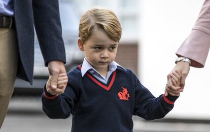El pequeño príncipe iba con el rosto muy serio ante la idea de comenzar las clases.