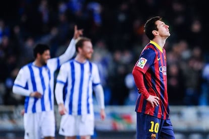Messi se lamenta tras el tanto de Griezmann, segundo de la Real Sociedad